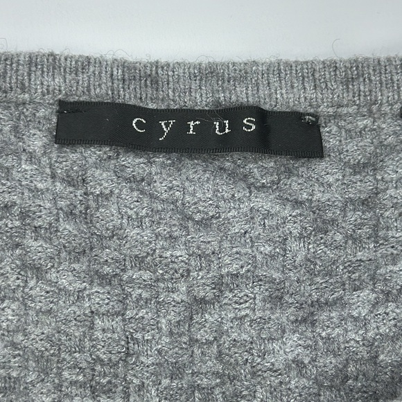 Cyrus Oversized Heather Gray Sweater. Hi-Lo Hem. Size Large. - Picture 6 of 12
